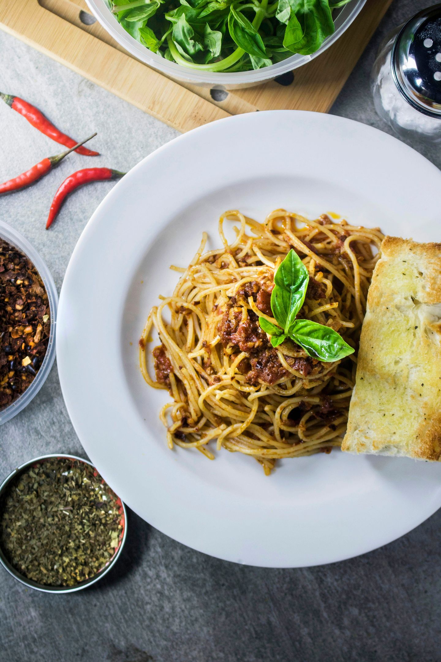 spaghetti with bread dish